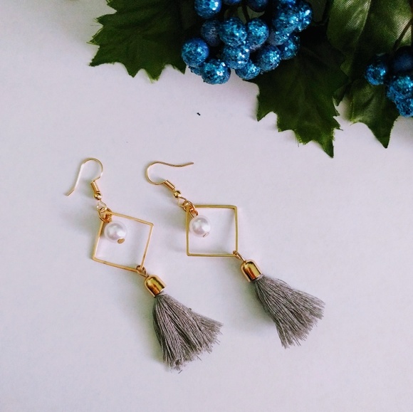 Diamonds & Jules Jewelry - 🍨BOGO 50% OFF🍨 Gray Tassle Earrings